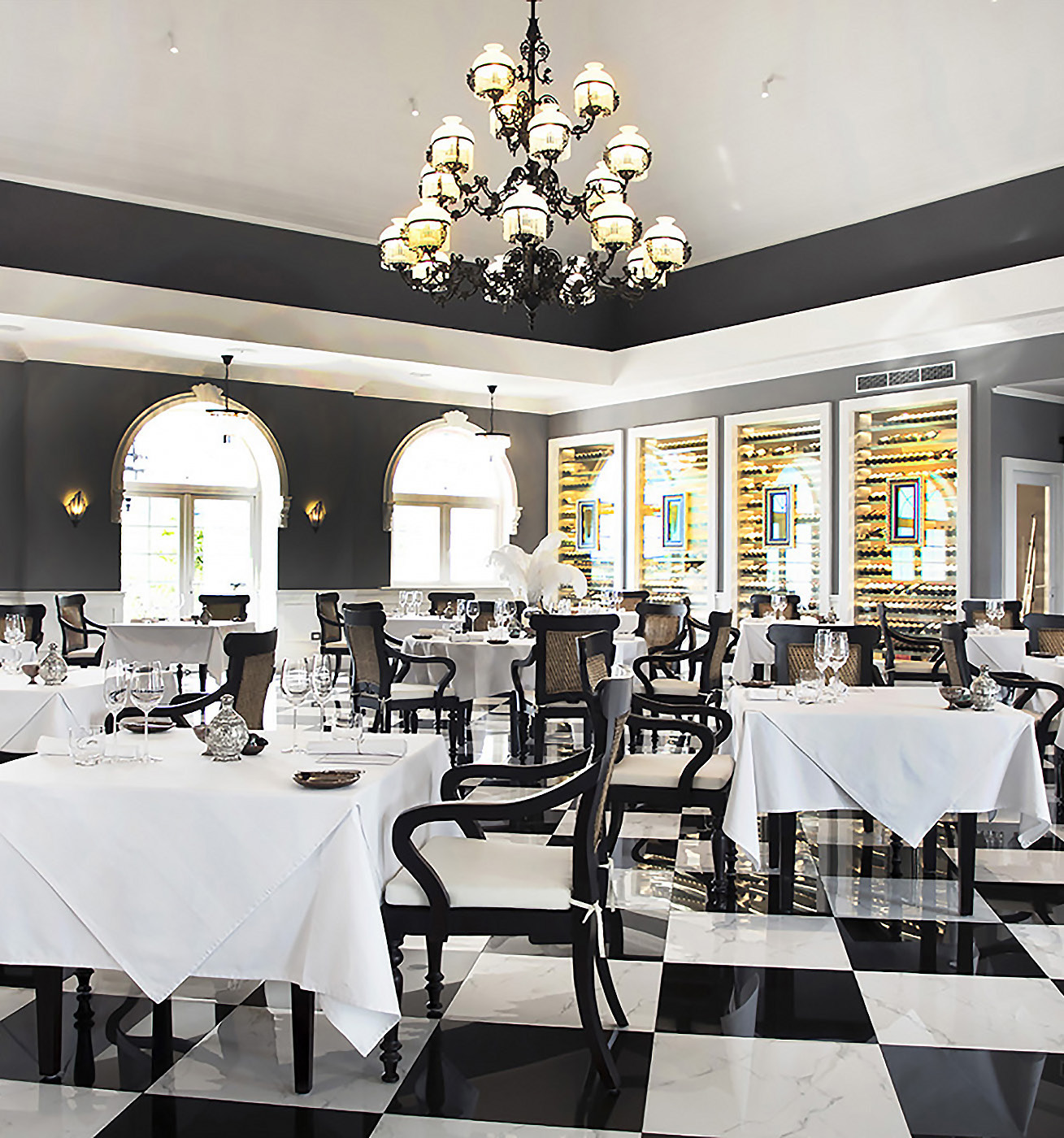 APÉRITIF RESTAURANT & BAR
